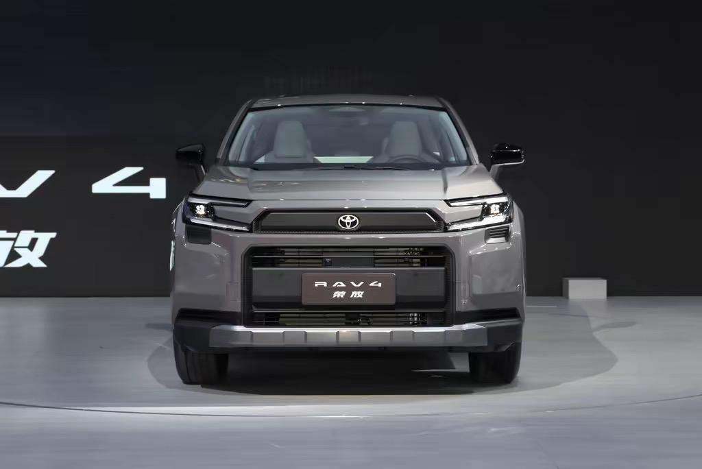 很多人搞不懂，为何都2026年了，还有人坚持选日系油车呢？明明国产电车那么智能，