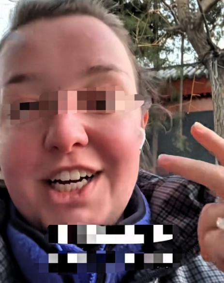 最近一个26岁英国女孩由于自己胃疼，在英国预约看专科医生，需要等待86天，她等待