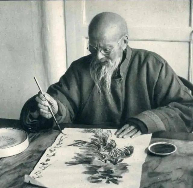 齐白石晚年，以画虾为生。他的门前贴一告示：“白石画虾，十元一只。”有一个人拿了3