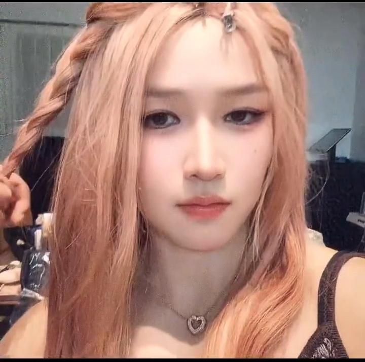 我的天呐，爆改后的UFC女王张伟丽竟然变成了超级大甜妹，就这颜值，这身材，估计再