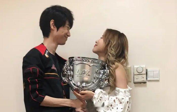 回去指导一下你老公！糖小幽赛后更博给Doinb加油：再接再厉今日LPL第二赛段N