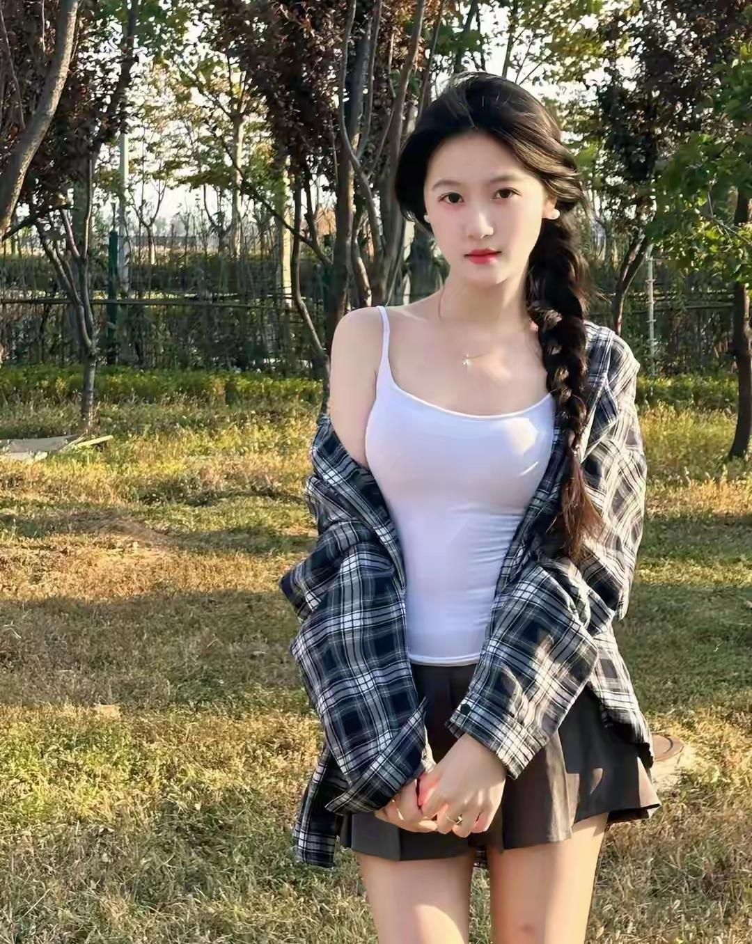 -核心公式：白色吊带+灰色百褶裙+格纹衬衫=纯欲学院风​-亮