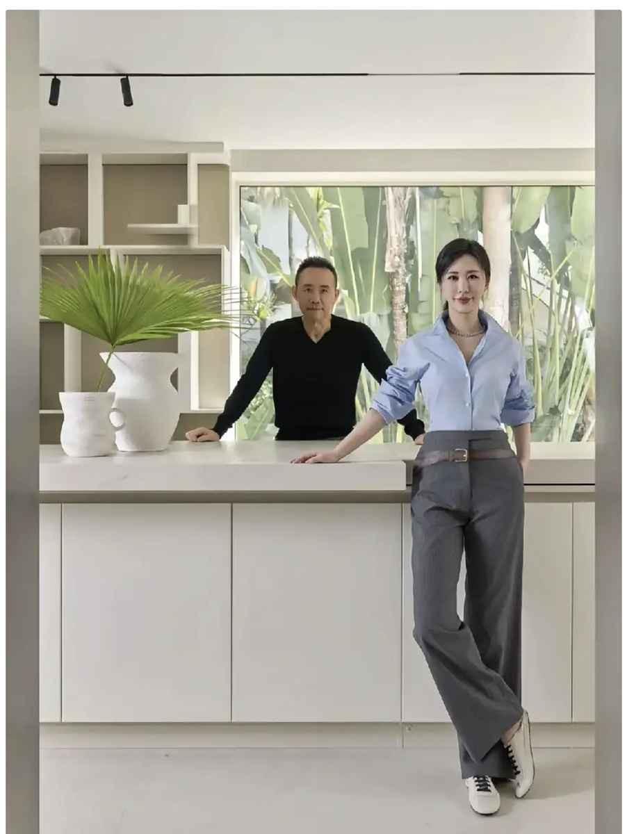 一个七十多岁的老头，为了配合老婆拍自家新别墅，还得把头发染黑，还是用一次性的染发