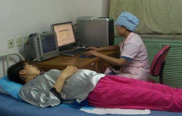 年轻妈妈生下双胞胎, 婆婆抱起孩子看了一眼叫来医生, 医生检查后说还好发现的早