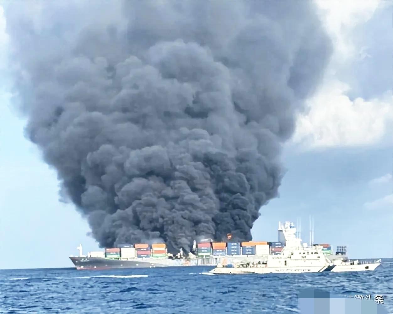 地中海惊爆“沉船大片”，六万吨巨轮瞬间沦为“水下潜艇”！俄籍老船凌晨遇袭，普