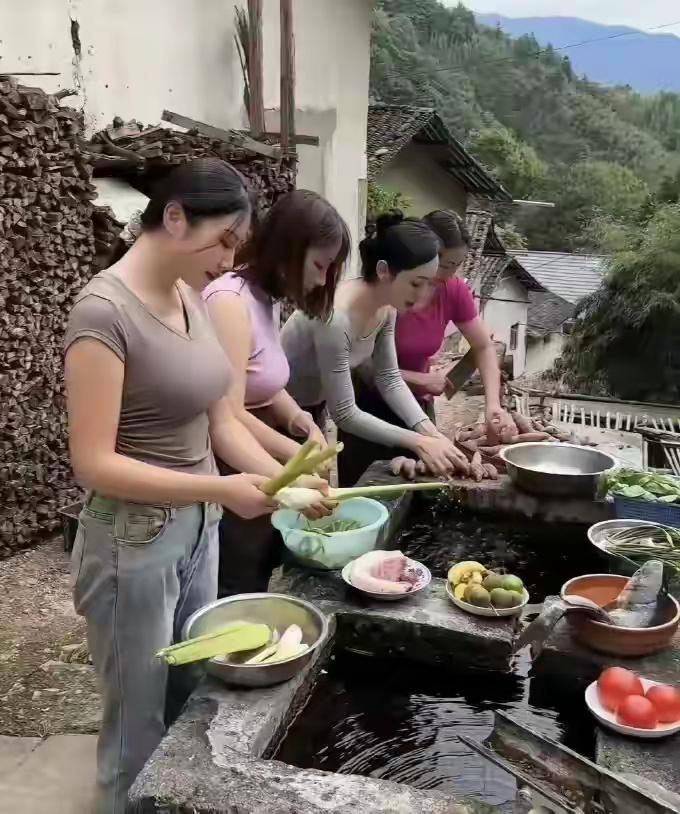 暑假了，回老家召集发小一起聚个餐，你们说这个年龄段的女生还会主动洗菜做饭吗？我认
