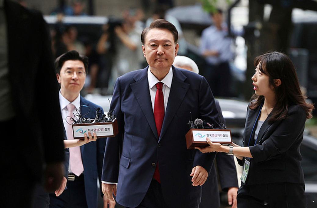 【韩宪政史上首次现任总统被起诉，孙玉良：总统成最光鲜最高危职业】韩国首都首尔的法