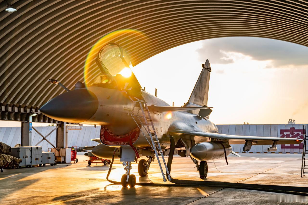 歼十C背后的护坡上的标语，是不是“窃密必被抓，抓住就杀头！”。歼十C前些年，在空