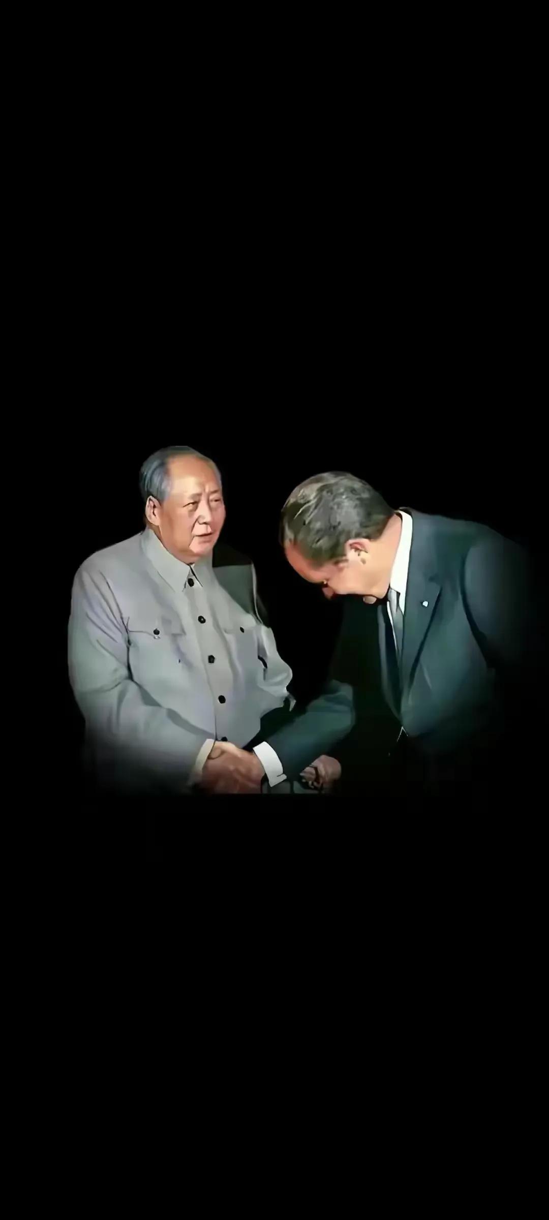 【七律.伟人三首】【七律一·咏毛主席】风摇酥雨凌霄宇，菊舍书香映半肩。但见