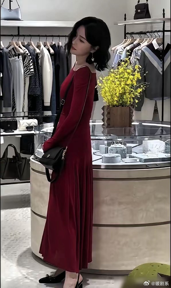 别再喊话魏大勋求婚了，你根本不知道这对姐弟在玩什么。台上隔着十米远，秦岚领奖他