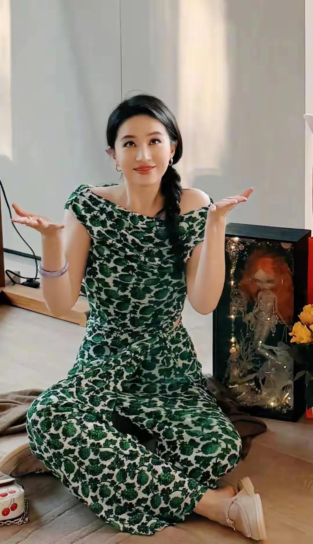 刘亦菲38岁生日状态绝绝子刘亦菲晒38岁生日照啦！一袭绿色印花裙，俏皮又