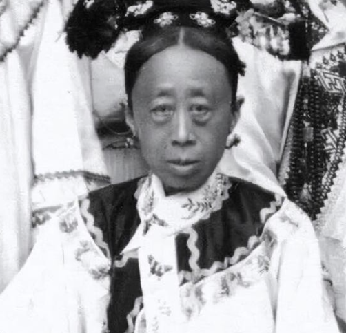 有一次，慈禧在东暖阁召见恭亲王奕䜣议事，由于口干舌燥，奕䜣端起面前的茶便喝了一口