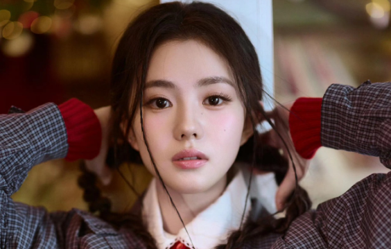 一直很低调的刘浩存连夜冲上了热搜原因是有网友扒出了她深夜现身巴黎，随后照片也被