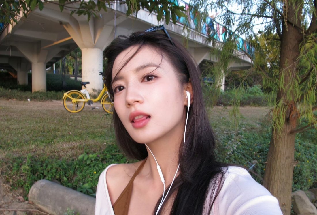 十二月好！张雅钦好！新发色很美哦～～阳光真好，这是在跑步吗