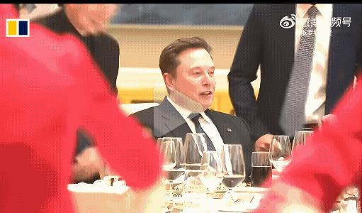 哇塞！[赞][捂脸哭]一个小细节，马斯克在宴会上深吸了一口气，突然，雷军现身？[
