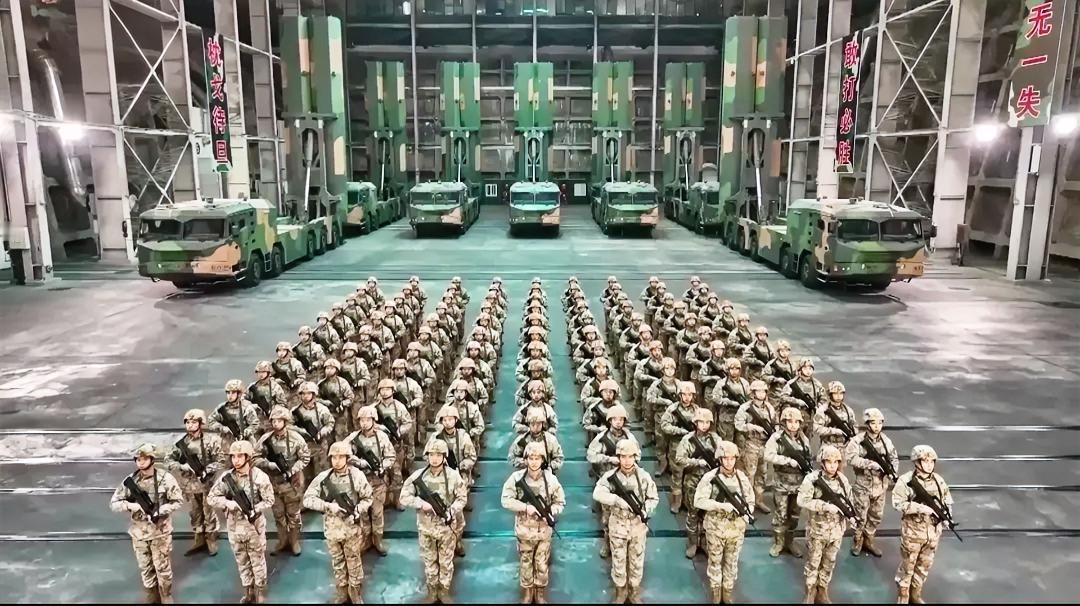 这是我们的东风-100导弹，7台发射车一起展示还是很少见的。我们的东风系列巡航