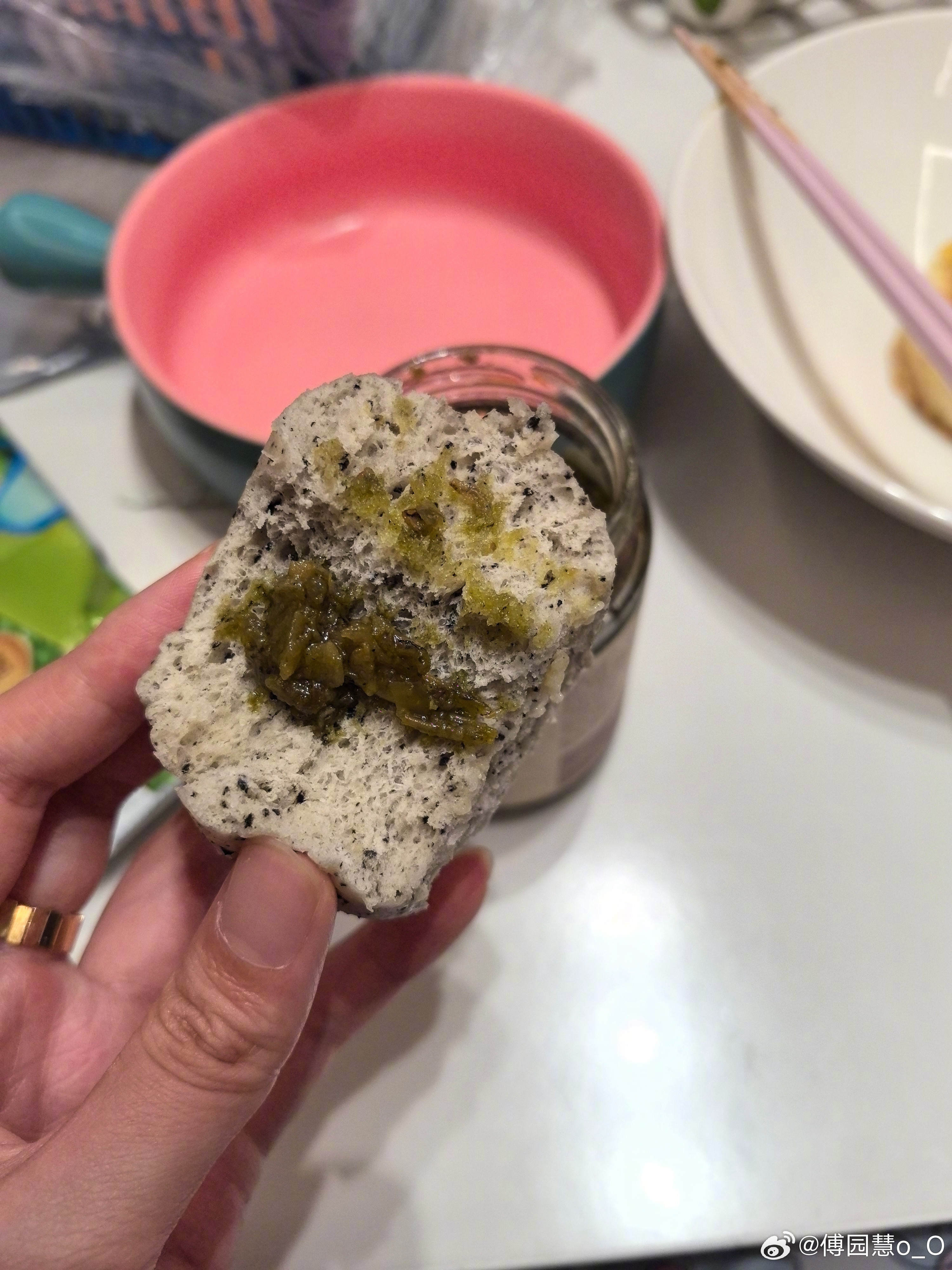 冒个泡亲娘嘞我的最爱实心大馒头加无敌青椒酱能吃三个巴掌大的大馒头有人跟我一样喜欢