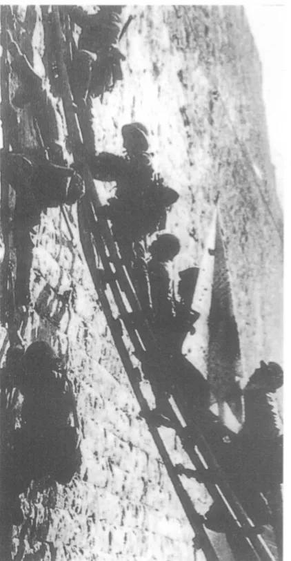 照片是1937年12月12日，日军第47联队进攻南京中华门。中华门的失守使南京