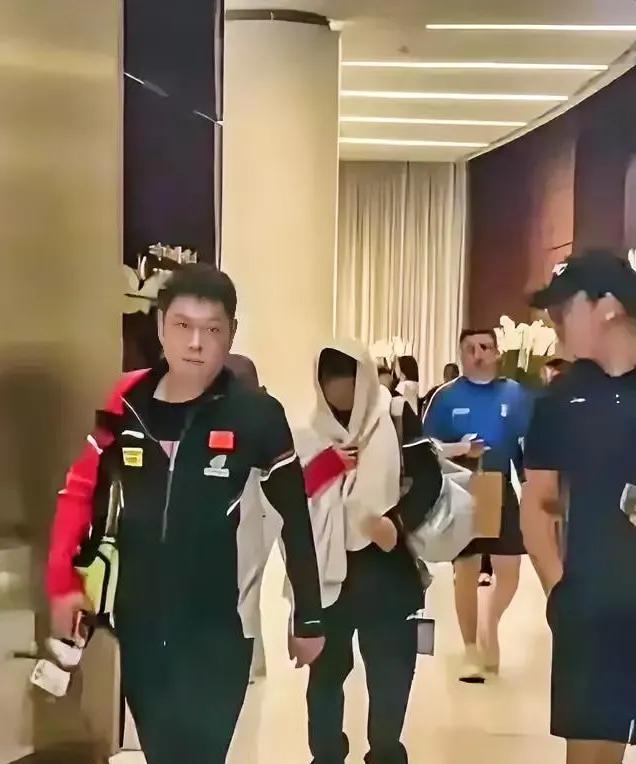 夸父哥找不到长裤，寻遍训练馆和赛场，也没人看到过，远远走过来一个女孩，却