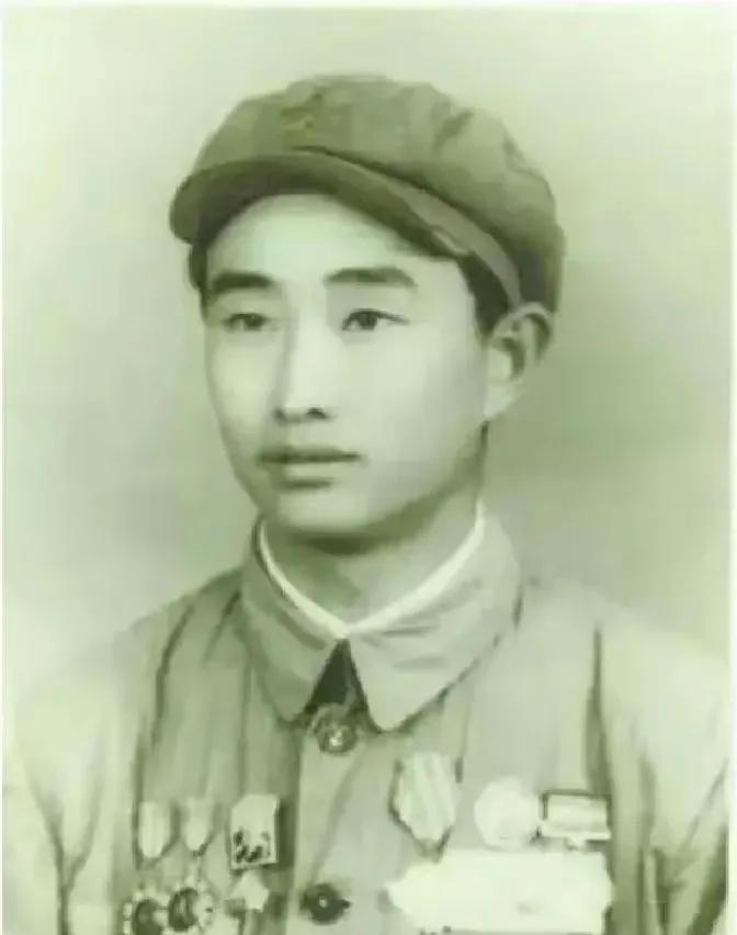 1943年山东栖霞，20名八路军正在吃饭。突然3架敌机俯冲而来，班长慌忙大喊:“