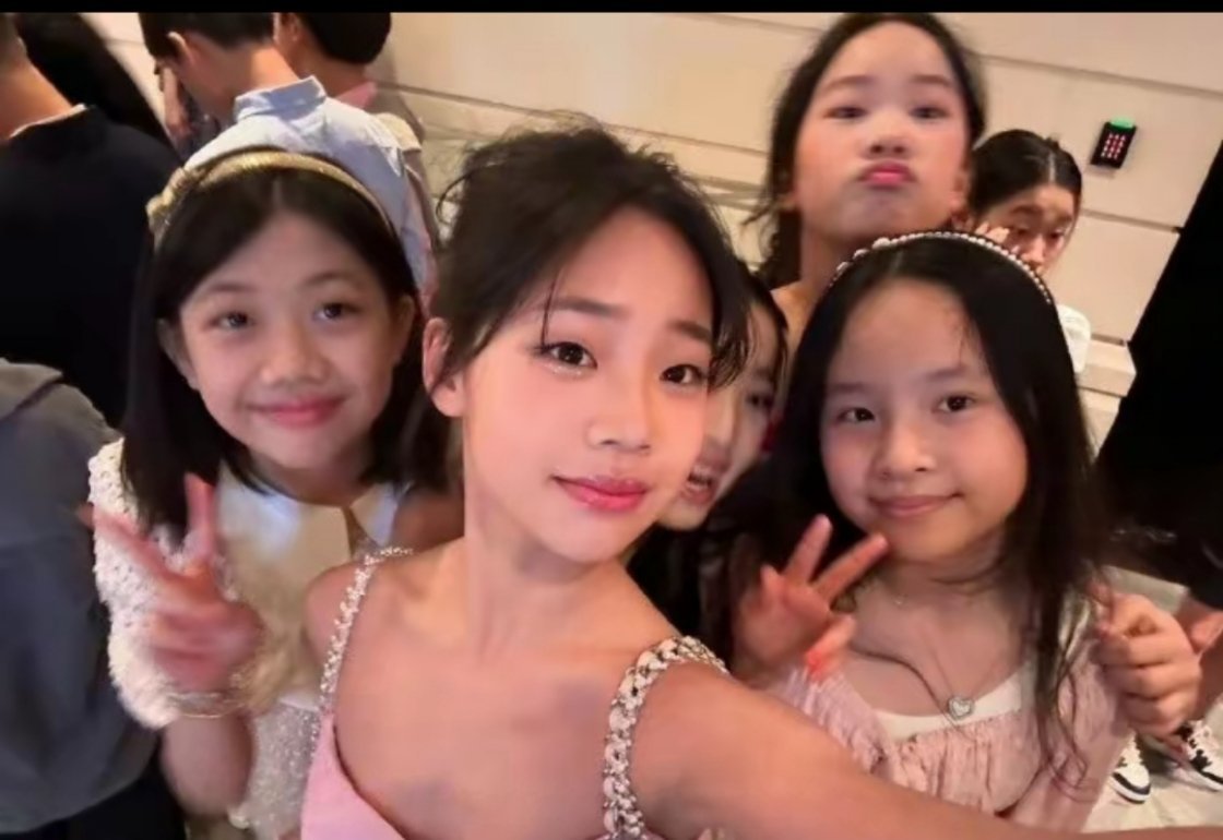 小S小女儿小学毕业，许老三晒出参加毕业派对的照片。看着比同龄人成熟好多​​​