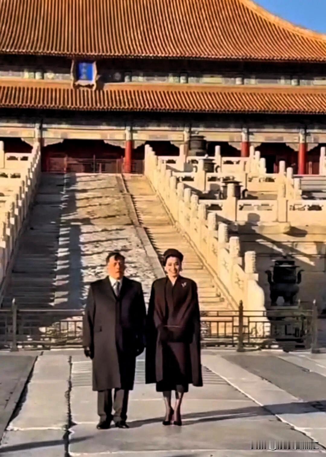 北京零下寒冬！泰国王后光腿逛故宫，为何全网炸了？本地人裹羽绒服戴手套，