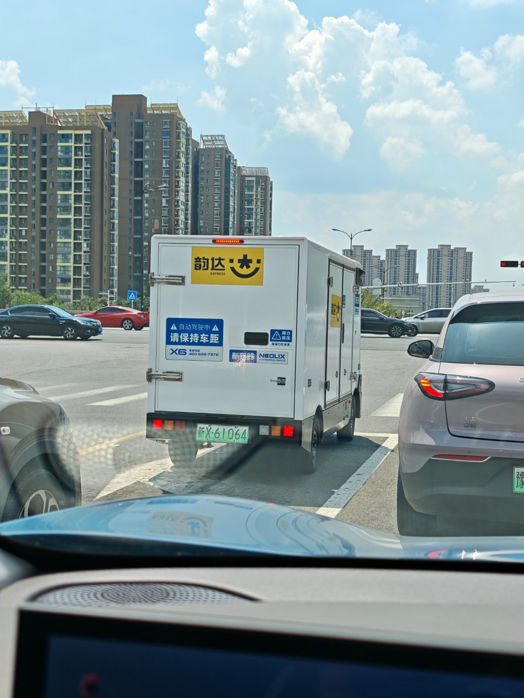 亲眼看着这家伙错过了一个绿灯，后面一排车跟着等了一轮～​​​