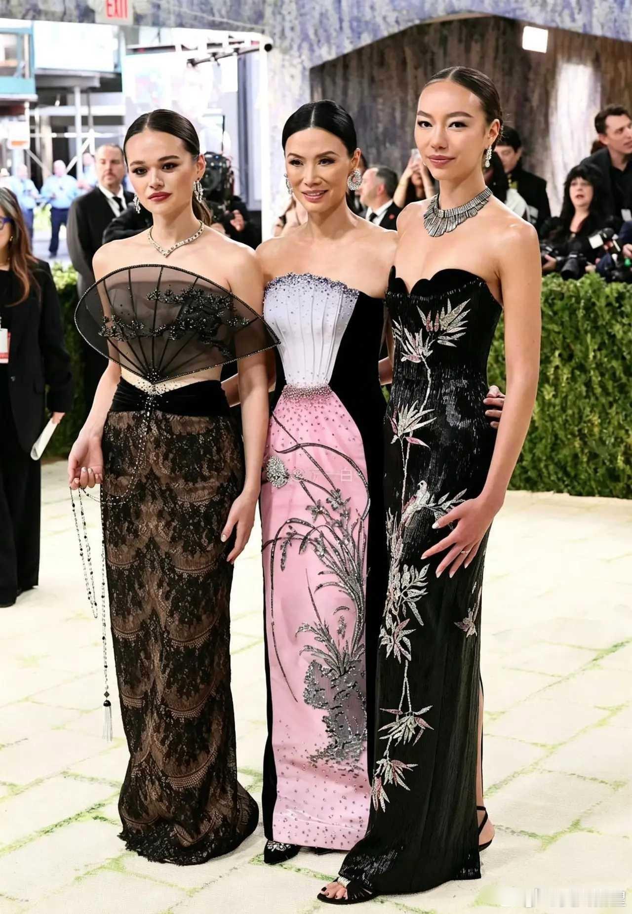 邓文迪母女三人现身Metgala！两个女儿都瘦了好多