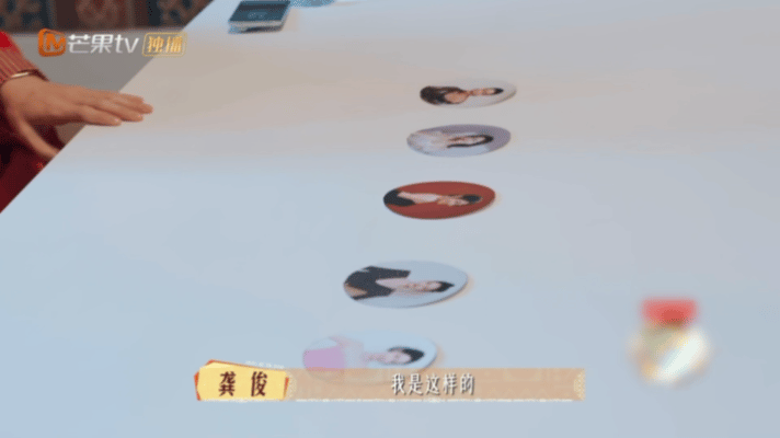 李沁捷克站导游选举中李沁凭借洒脱气质成功当选，看着她活力满满的样子，感觉捷克的