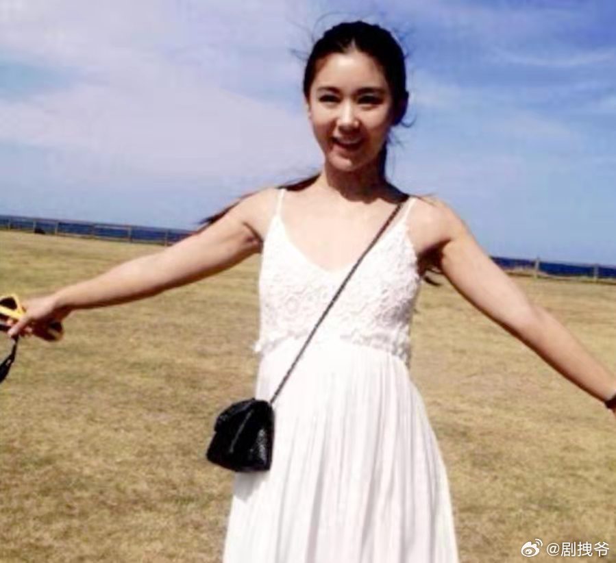 李小萌娱圈很干净的女星，从来不拍吻戏，快40岁了看起来还像20岁，都当妈了还满满