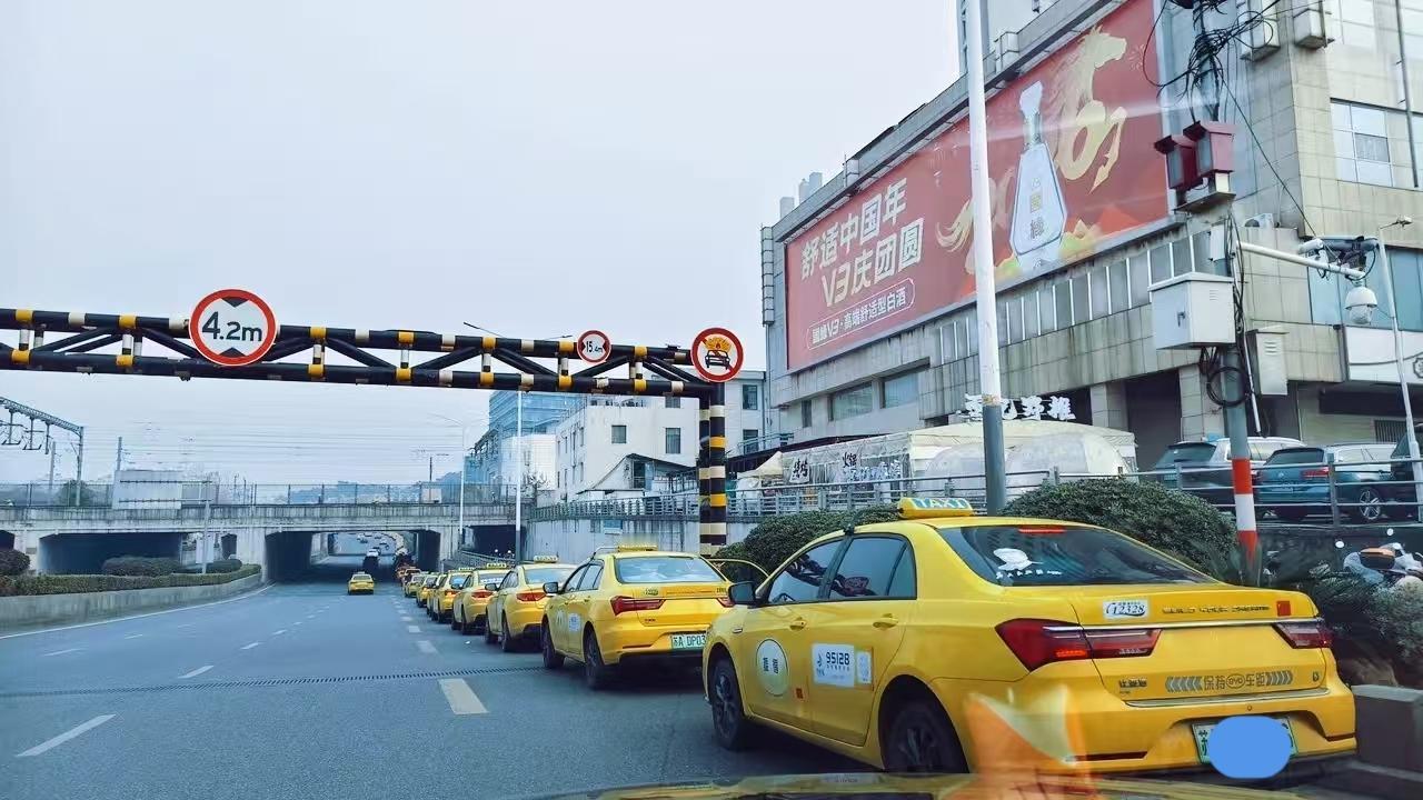 《黄家圩跨线桥下800米：南京巡游出租车生意的晴雨表》在南京火车站