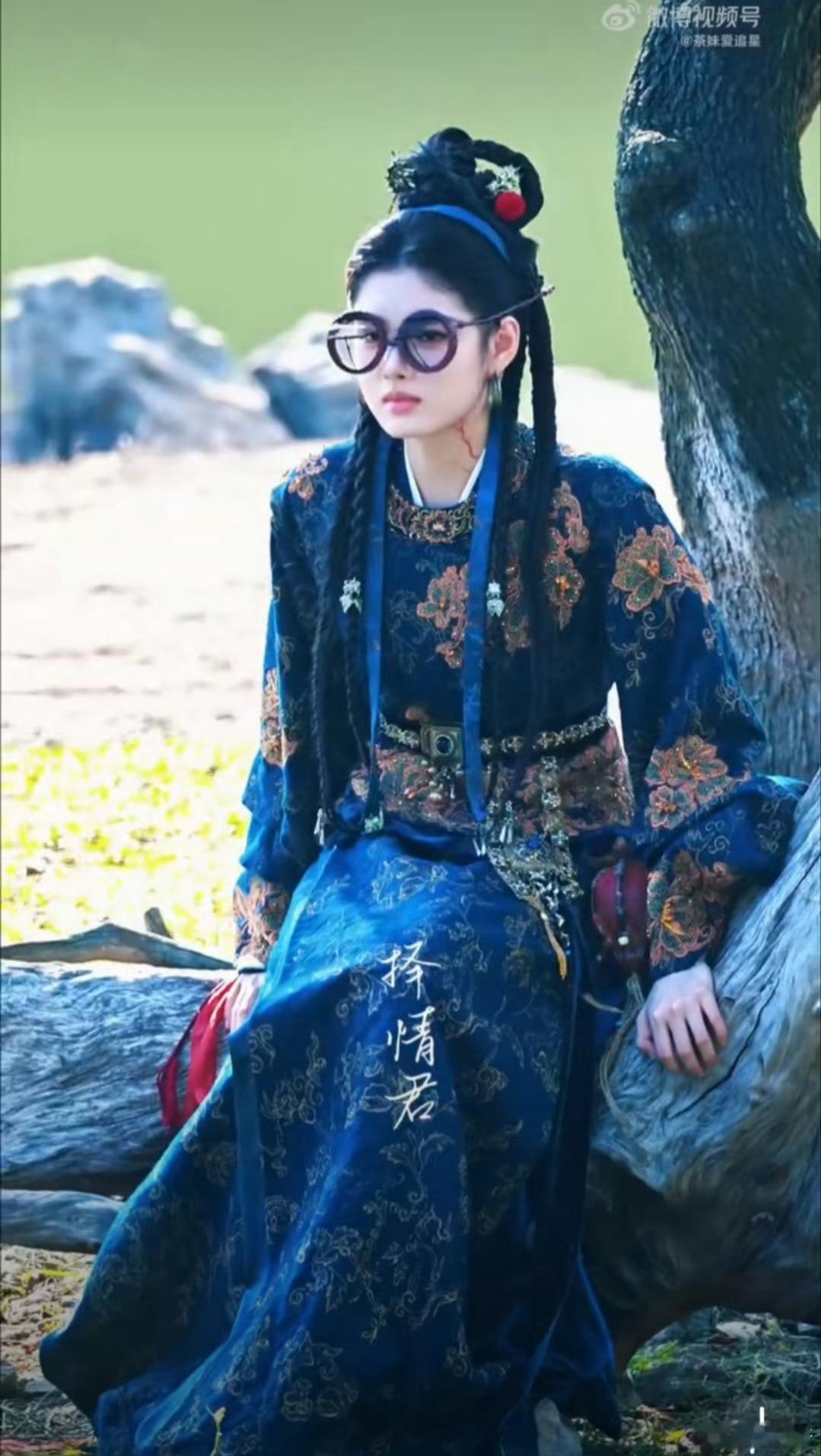 艾米百妖谱鬼马造型这组造型好有反差感！艾米戴着眼镜笑意灵动，鬼马感满满，又能看