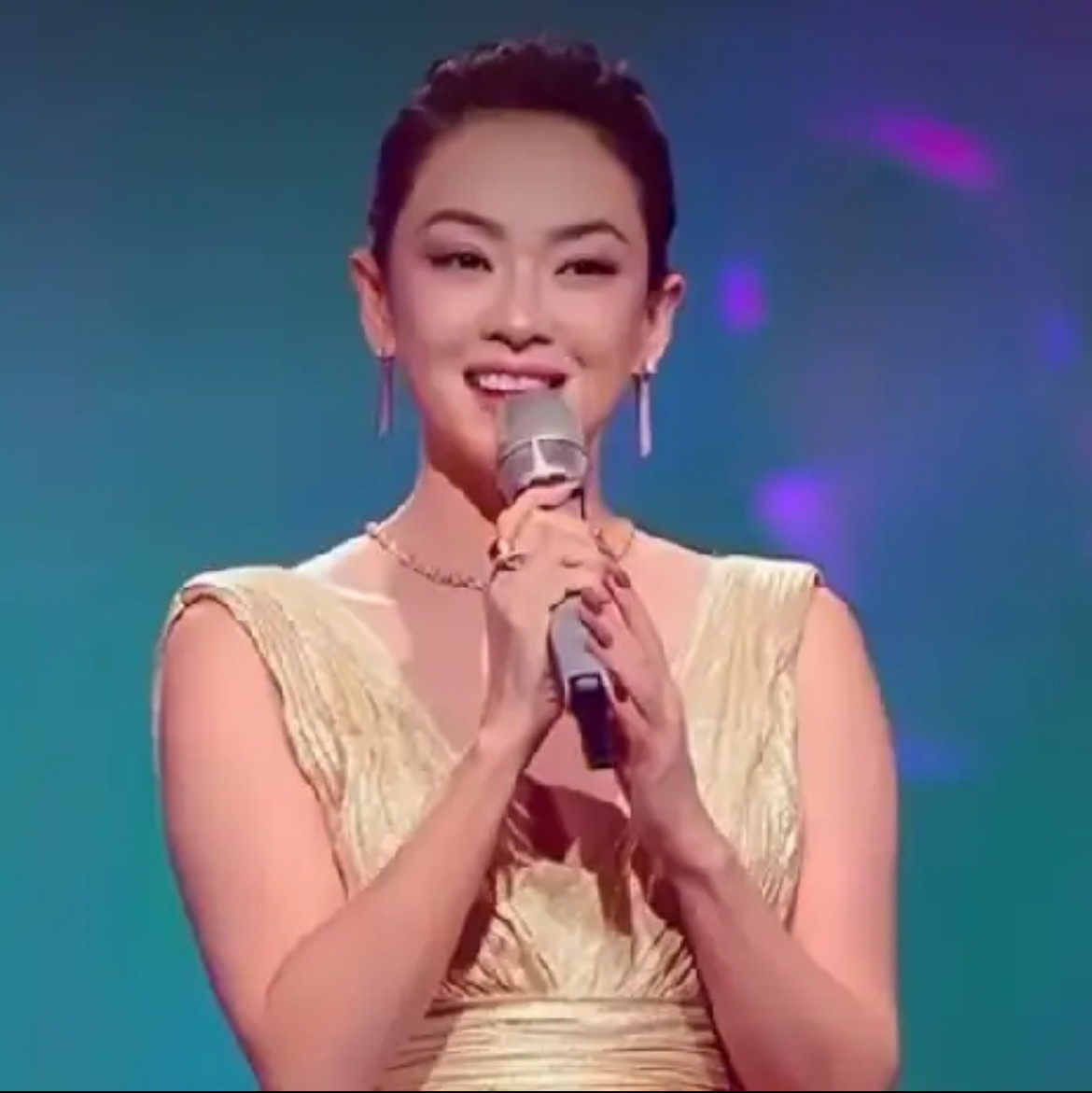 章子怡这波操作也太绝了吧！本来以为她去湾区升明月是镇场的，可是谁又能想到？她居然直接把自己整成了“包