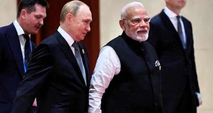 国际能源江湖再掀巨浪！美国抛出30天豁免令，想让印度接手俄罗斯滞留海上的原油，缓