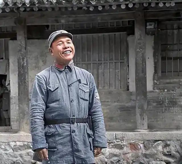 1951年秋，特务张树桥已经被关押在监狱里三天了。这期间，除了在他身上搜出特务证