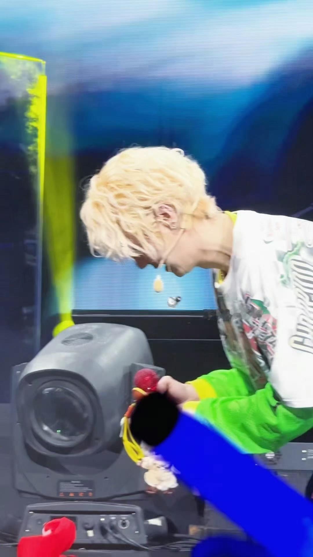 鹿晗开演唱会顺便来进货震惊！鹿晗演唱会隐藏业务竟是娃娃代购（反向）！看到玩偶就