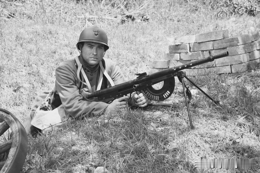 🇫🇷绍沙机枪绍沙机枪的研发始于1907年，当时一群法国设计师——路易·绍