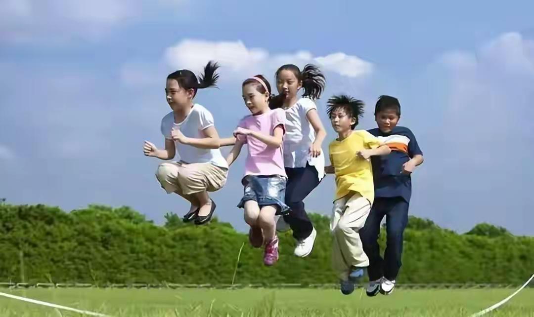 总觉得孩子矮是遗传，长大自然窜个？千万别等！等到骨骺线闭合，花再多钱都没用！孩子
