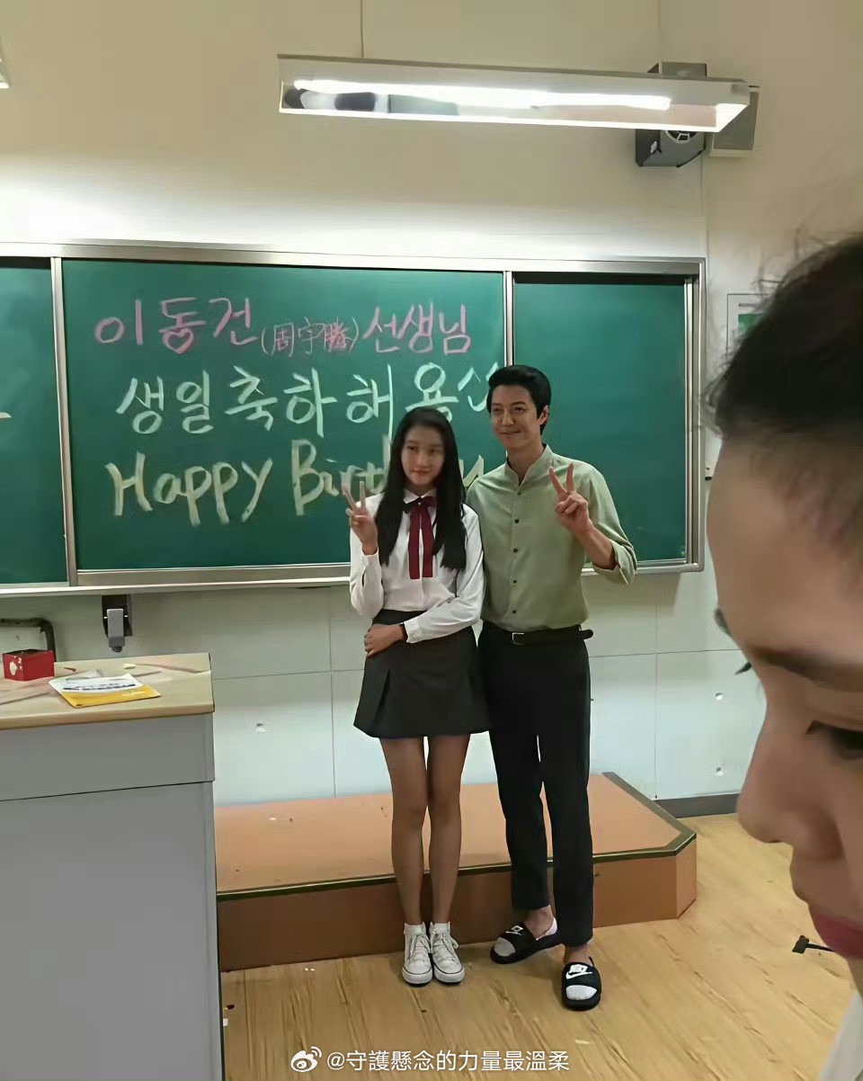 这个过生日的女孩神似关晓彤，连身材都百分百复刻了