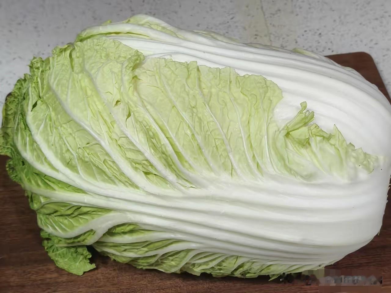 今年的大白菜真是疯了，一路狂飙。今年冬天大白菜的价格，一斤两块三四，已经卖了好