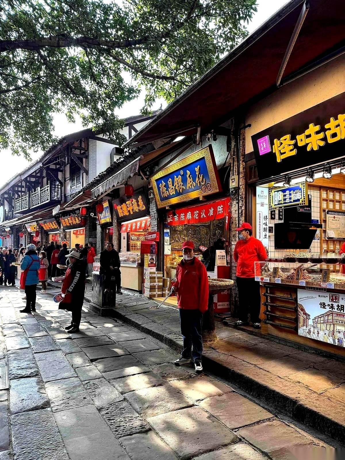 重庆磁器口那几家卖麻花的，最近怕是真的要睡不着了。前一阵子，那条老街冷得几乎能