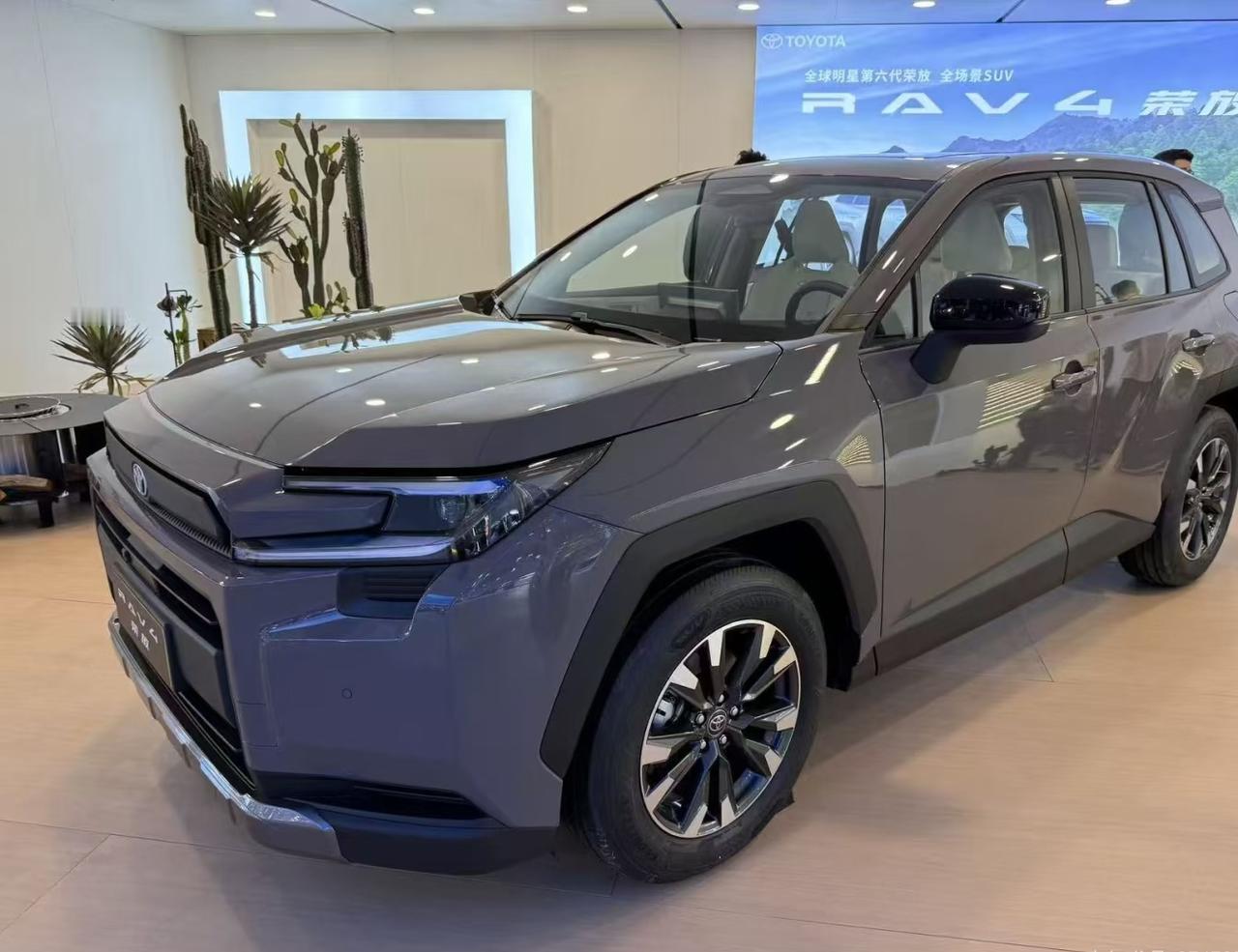 朋友换新车了，把现在家里的卡罗拉换成了丰田的第六代RAV4荣放，因为家里人口多了