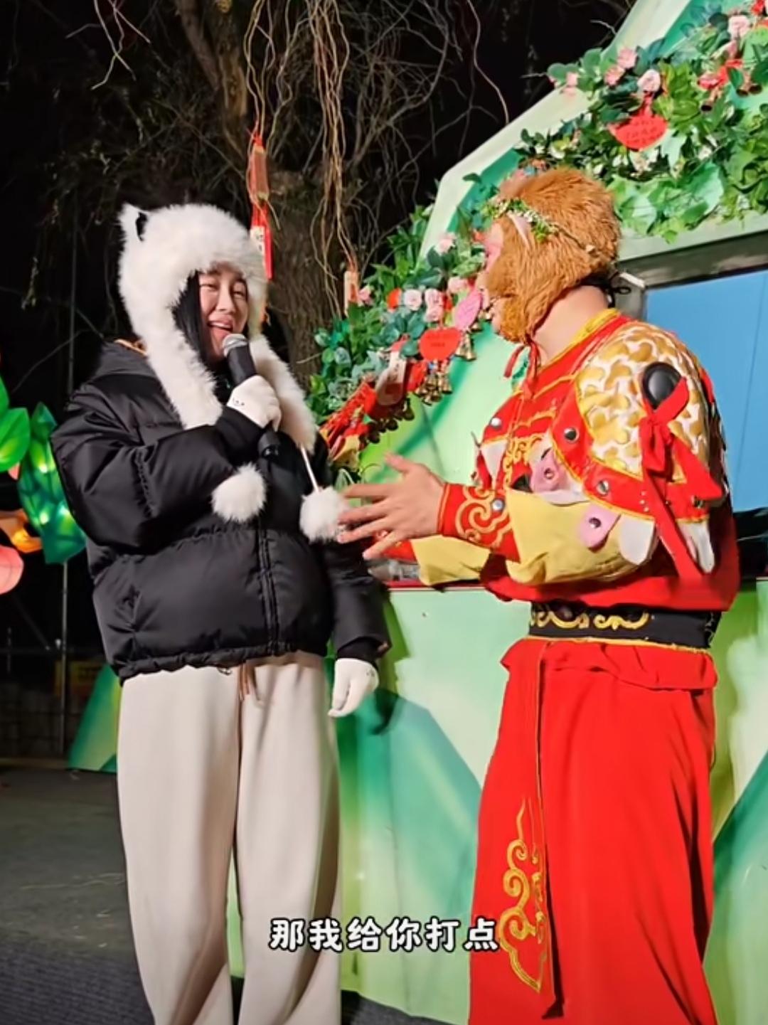 关婷娜现身长春动植物园，42岁的她身材发福，酷似李湘！该说不说，好久没有看到