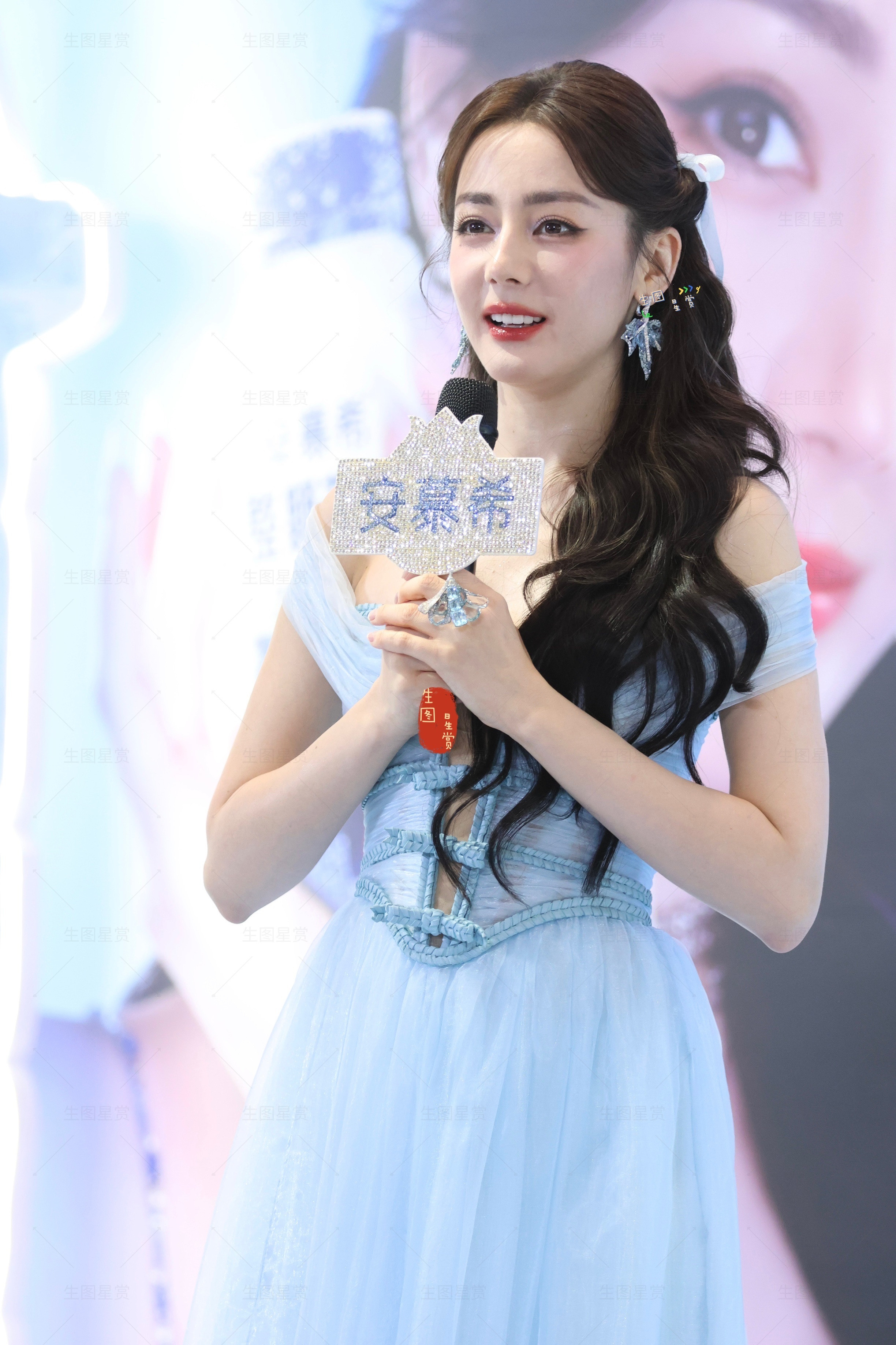 蓝系仙女迪迪西安美丽绽放💙迪丽热巴安慕希站台生图掉落迪丽热巴全程都很不自在