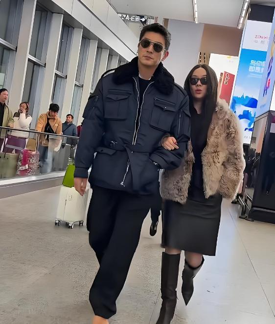 2012年，刚谈恋爱的杜江，偷偷跑到霍思燕家过夜，睡到第二天中午才起床，洗了澡，