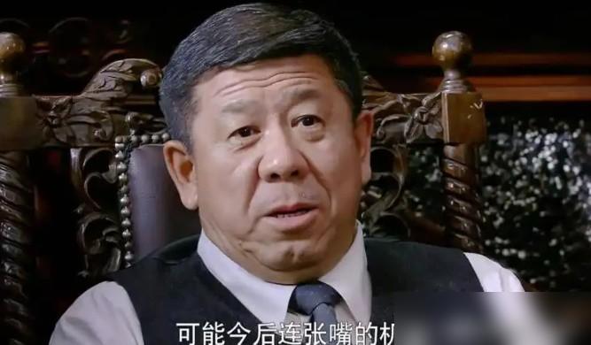 演员张嘉益说：“当年，《悬崖》在筹拍时，警察厅科长高彬这个角色，迟迟找不到合适的