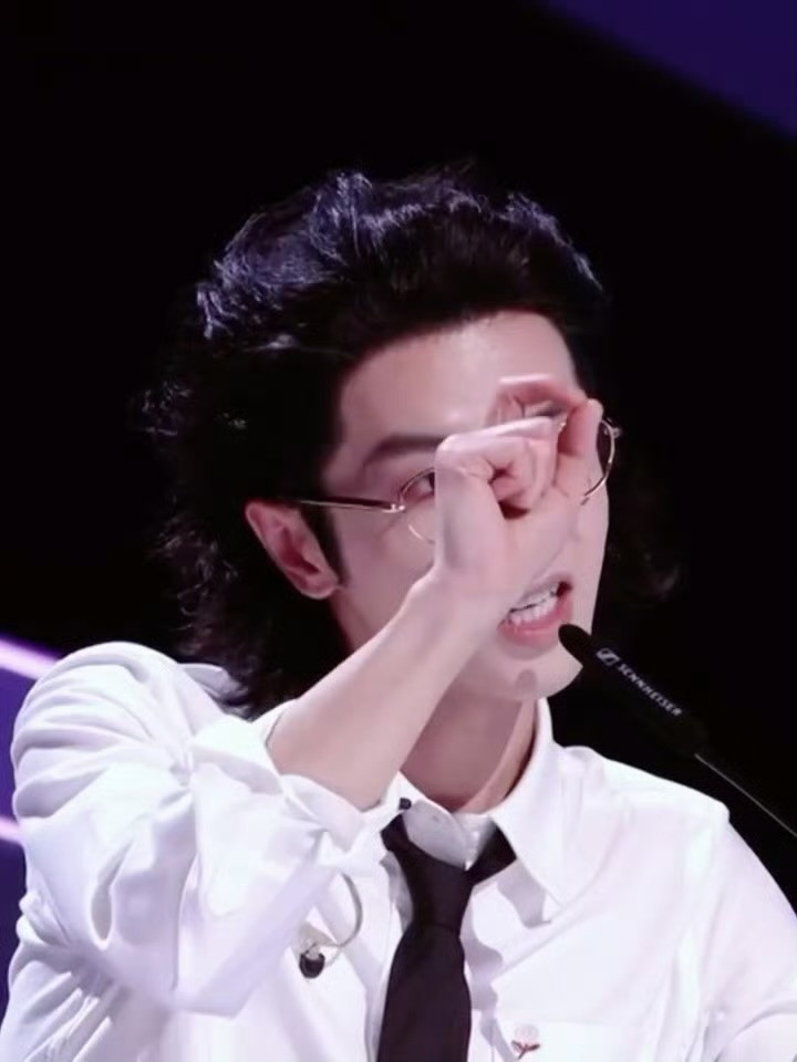 华晨宇在评论选手们的现场表现，哥抬手不是抱歉ok是你还得练，嘴上说着还行不错，