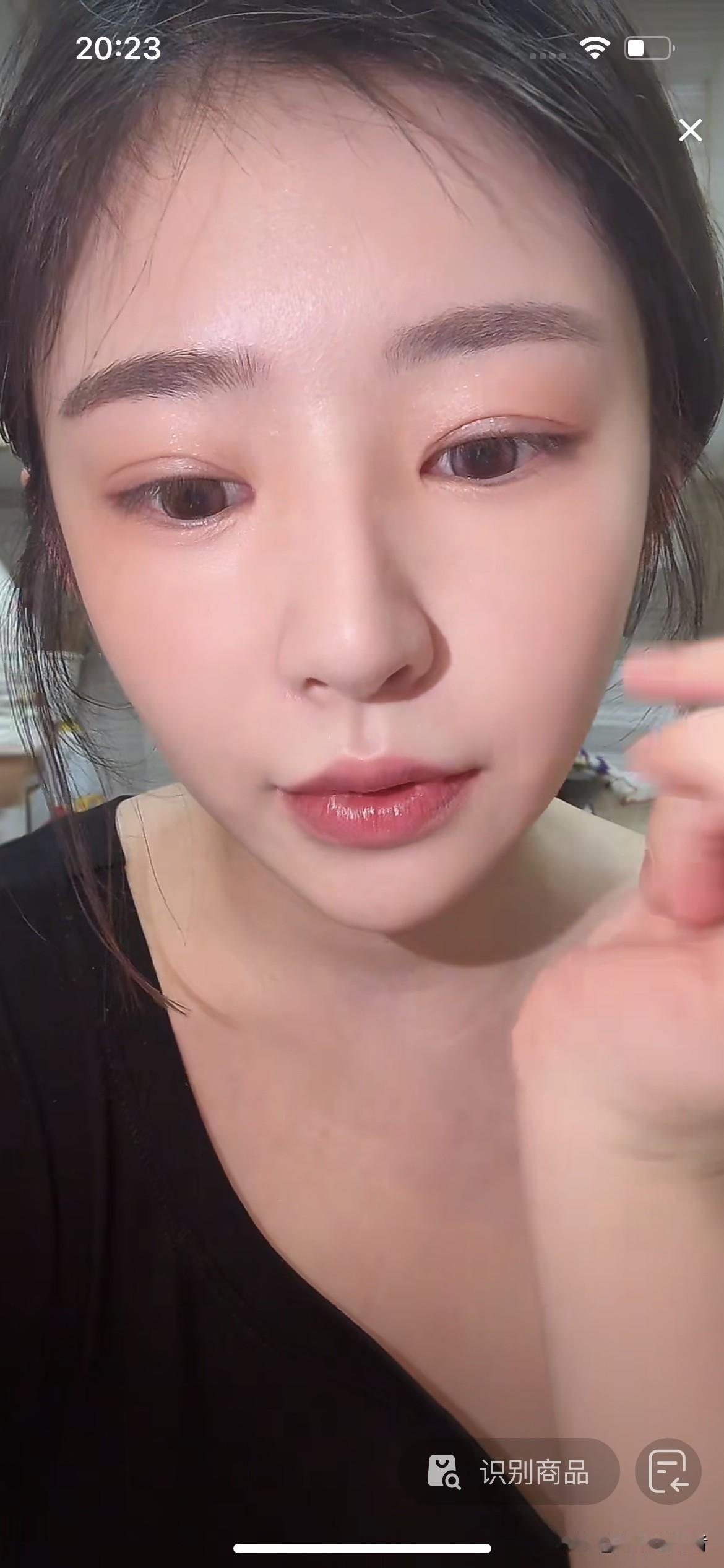 今晚，黄一鸣在直播间，也回应网友说闪闪以后长大后会变成小龙女这个问题。黄一鸣说，