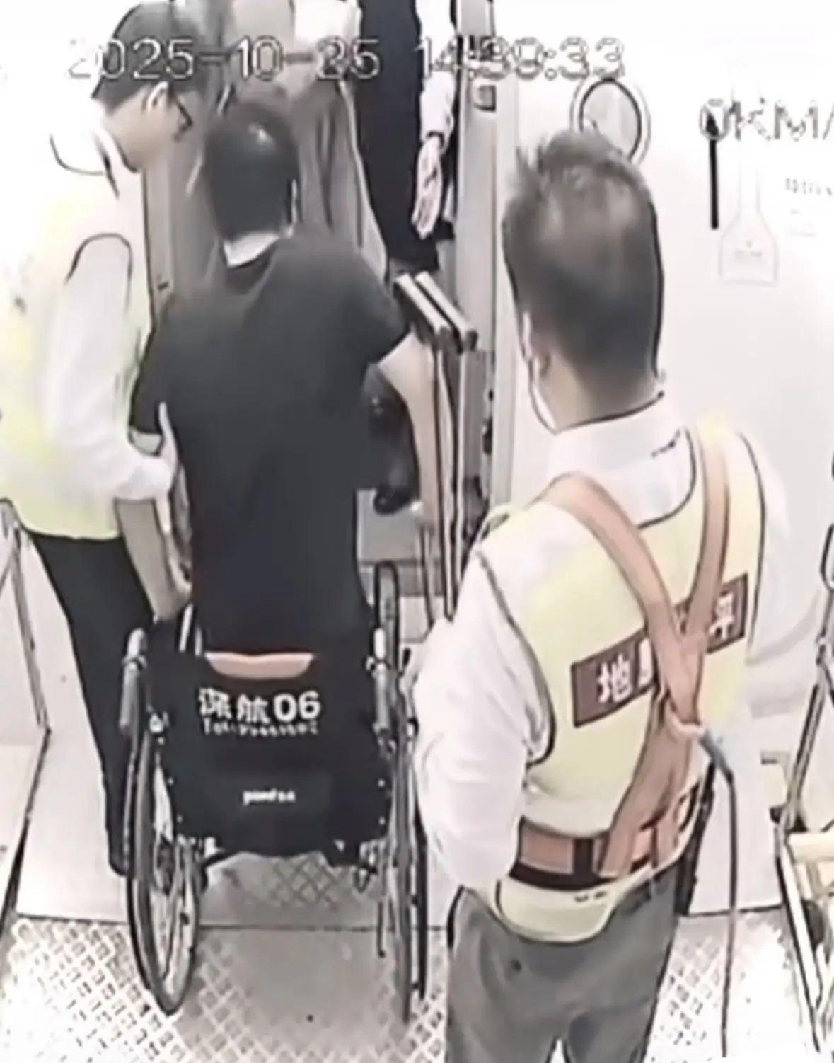 我有预感，郑智化以后商演悬了，是因为大家都不敢请了郑智化在深圳机场登机时