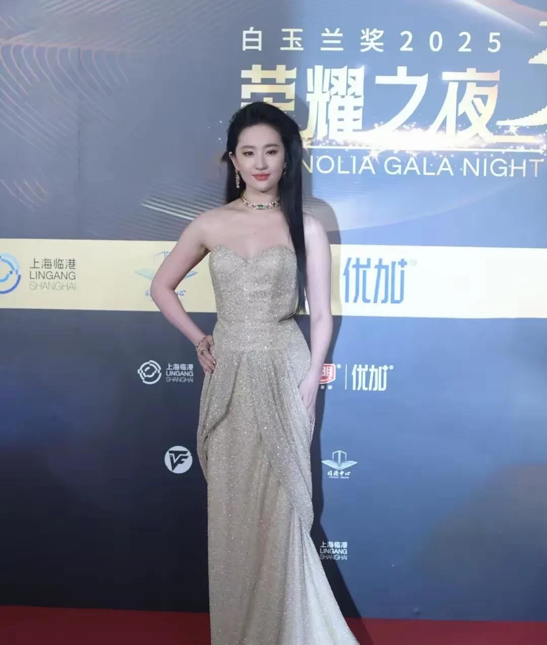 难得一见！没有一个人露的红毯！白玉兰荣耀之夜红毯，女明星们不约而同向高洁典雅的白